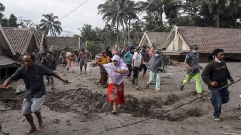 Endonezya´da Semeru yanardağı patladı: 14 kişi öldü onlarca köy boşaltıldı