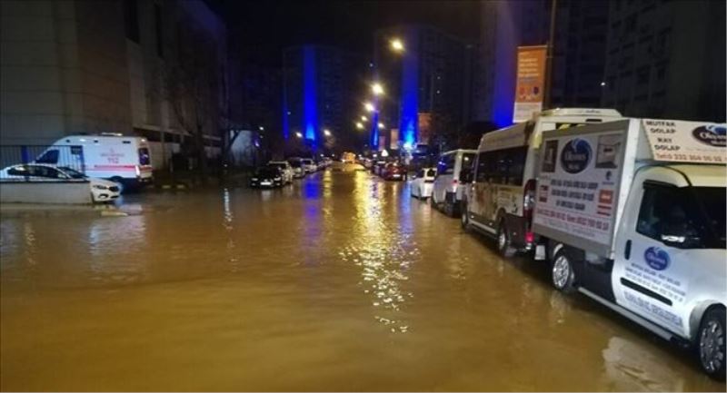 Dereler taştı, araçlar sular altında kaldı: İzmir Büyükşehir Belediyesi ´Zorunlu olmadıkça evden çıkmayın´ uyarısı yaptı