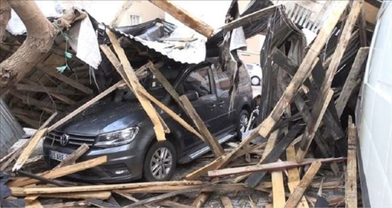 Muş´ta şiddetli fırtına nedeniyle 50 evin çatısı uçtu
