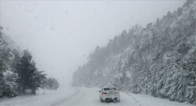 Antalya´da kar yağışı: Konya karayolunda kar kalınlığı 20 santime ulaştı