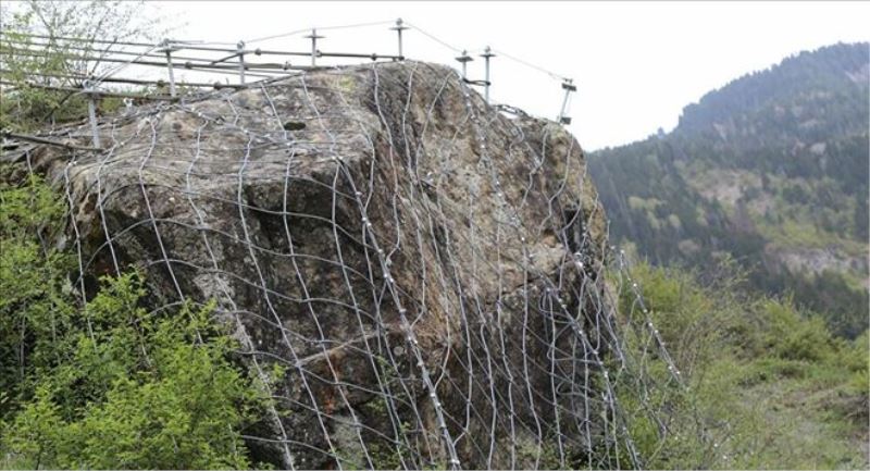 Artvin´de bir köy, 350 tonluk kayadan çelik halatla korunuyor