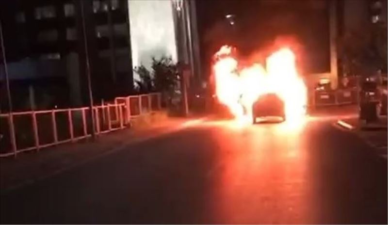 İstanbul´da bir çift, İsrail´i protesto için başkonsolosluk önünde aracını yaktı