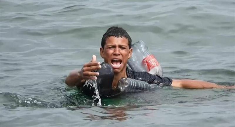 Göçmen çocuk, plastik şişelerle yüzerek İspanya kıyılarına ulaşmaya çalıştı