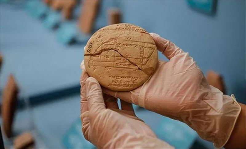 İstanbul Arkeoloji Müzesi´nde bulunan 3 bin 700 yıllık tabletin üzerinde matematiksel işlemler keşfedildi