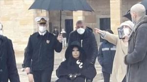 Bülent Ersoy´a şemsiye tutan komutan görevden alındı