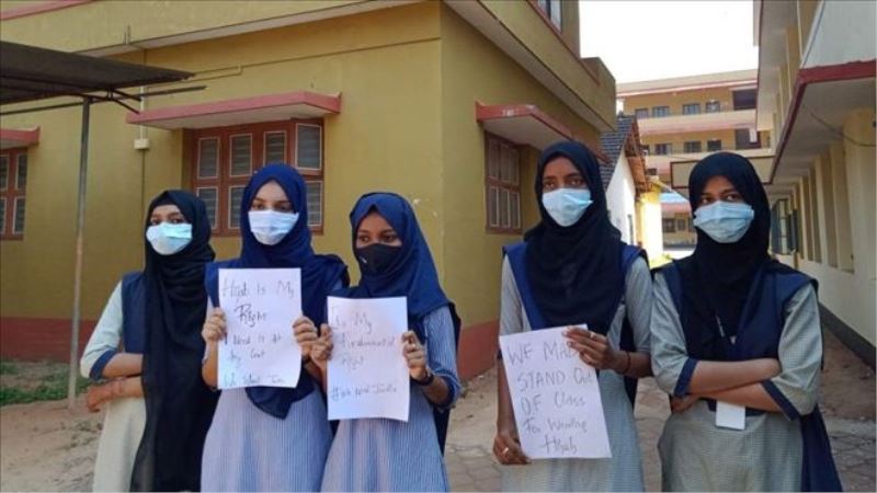 Üniversitede başörtüsü takmak için mücadele eden Hintli kızlar