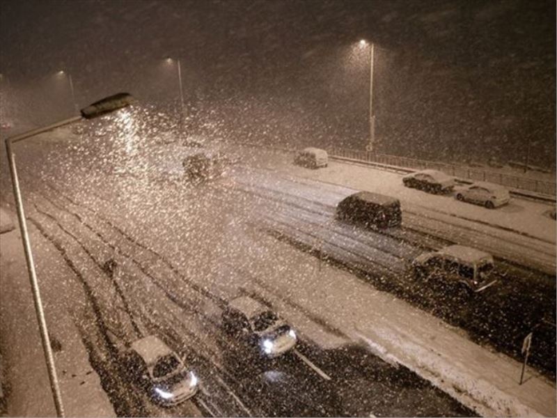 İstanbul´da kar esareti: Özel araçların trafiğe çıkışı yasaklandı