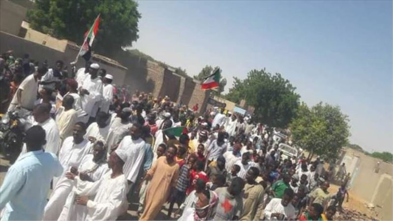 Sudan protestocuları dokuzuncu gün Mısır´a giden yolu trafiğe kapattı