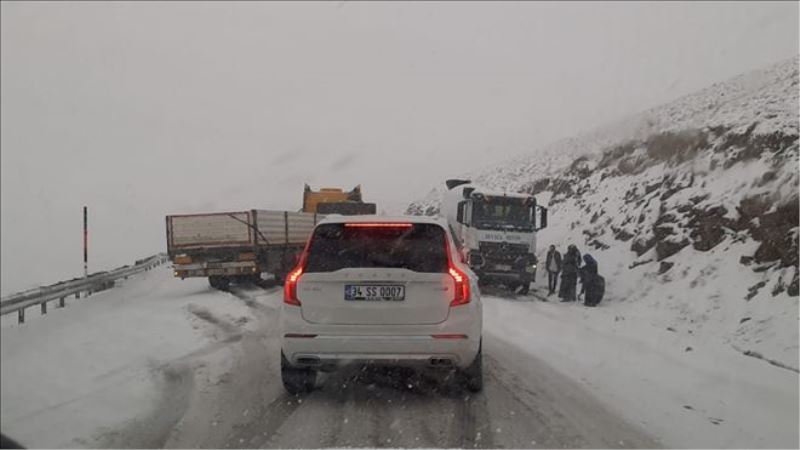 Van´da mayıs ayında kar esareti: Güzeldere Geçidi trafiğe kapatıldı