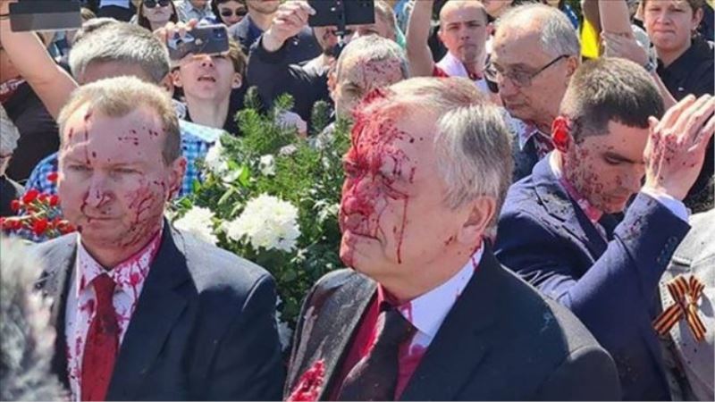 Polonya´da 9 Mayıs törenine katılan Rus büyükelçiye boyalı saldırı