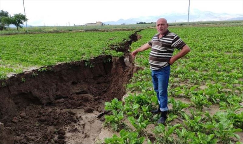 Kayseri´de şiddetli yağmur: Ekili arazide 2,5 kilometre yarık oluşturdu