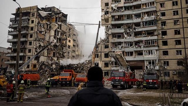 Rus ordusu 9 katlı binayı füzeyle vurdu! Ölü sayısı 25