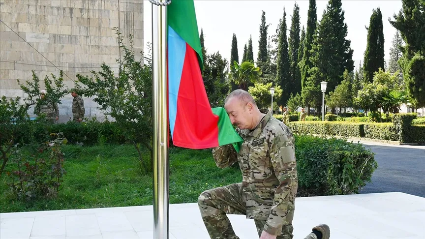 Azerbaycan bayrağı Hocalı ve Hankendi’de göndere çekildi