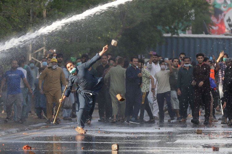 Pakistan’da sokaklar savaş alanına döndü