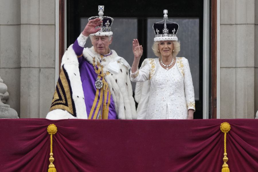 70 yıl sonra ilk: Kral Charles ve eşi Camilla balkonda halkı selamladı