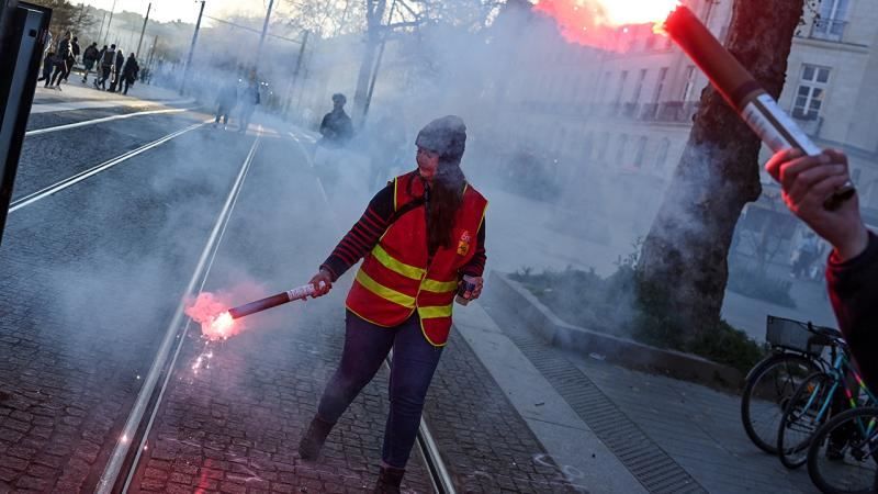 Fransa Macron yönetimine karşı yeniden sokaklarda