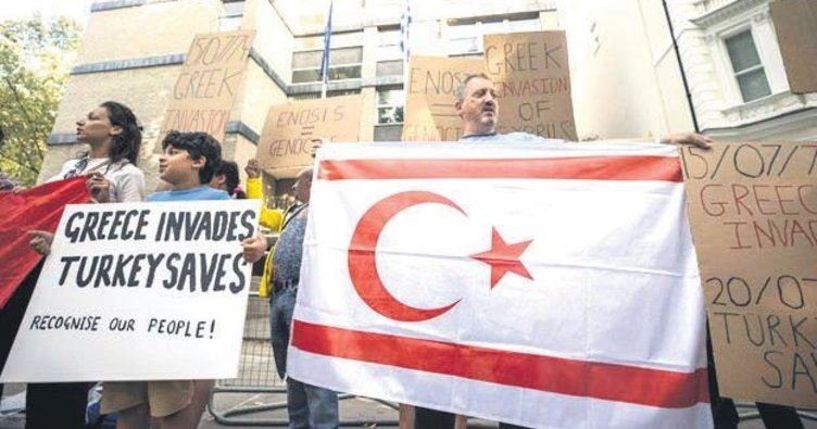 Kıbrıslı Türklerden darbecilere protesto