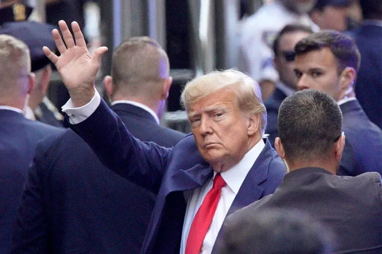 ABD tarihinde bir ilk: Trump, cezaevine teslim oldu, parmak izi alınarak sabıka fotoğrafı çekildi