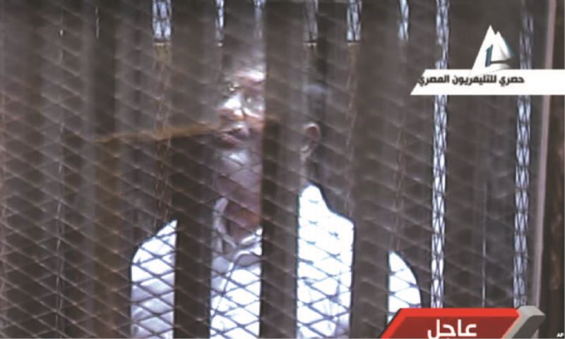 Mursi`nin Avukatları Mahkemeyi Terk Etti 
