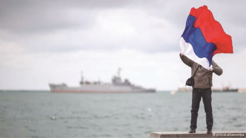 Kırım`da göndere Rus bayrağı çekildi