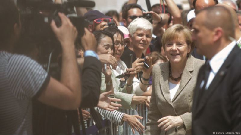 Merkel`den Balkanlar`a hem destek hem uyarı
