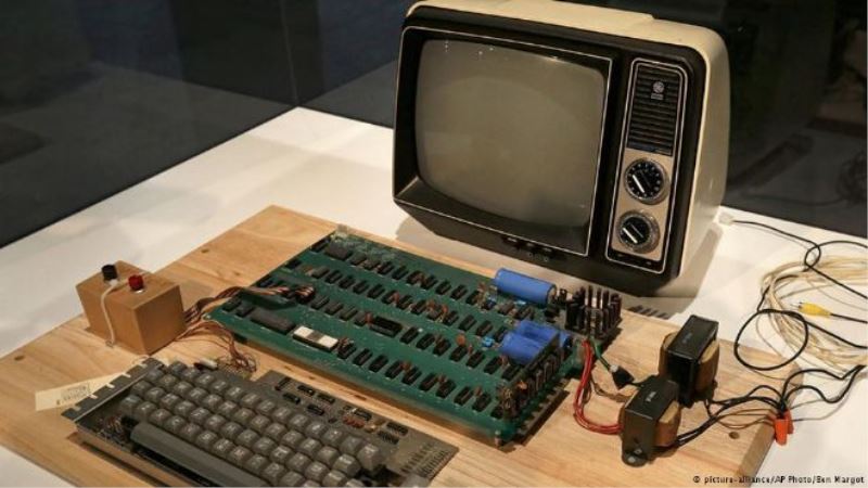 Apple`ın ilk bilgisayarı rekor fiyata satıldı