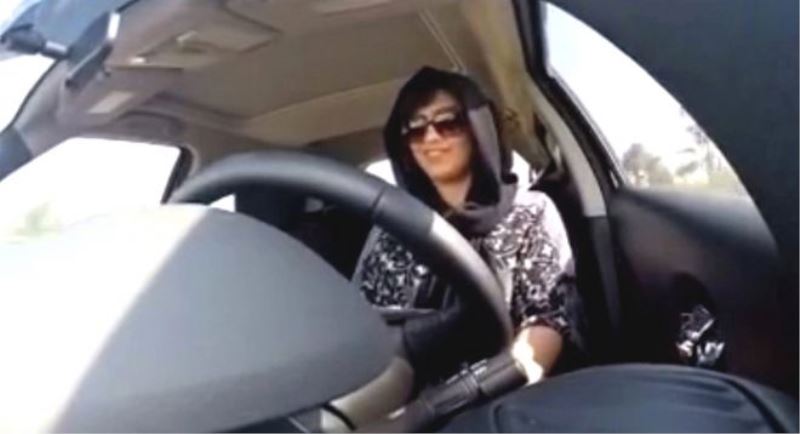 Araba kullanma yasağına boyun eğmeyen Suudi kadınlar serbest